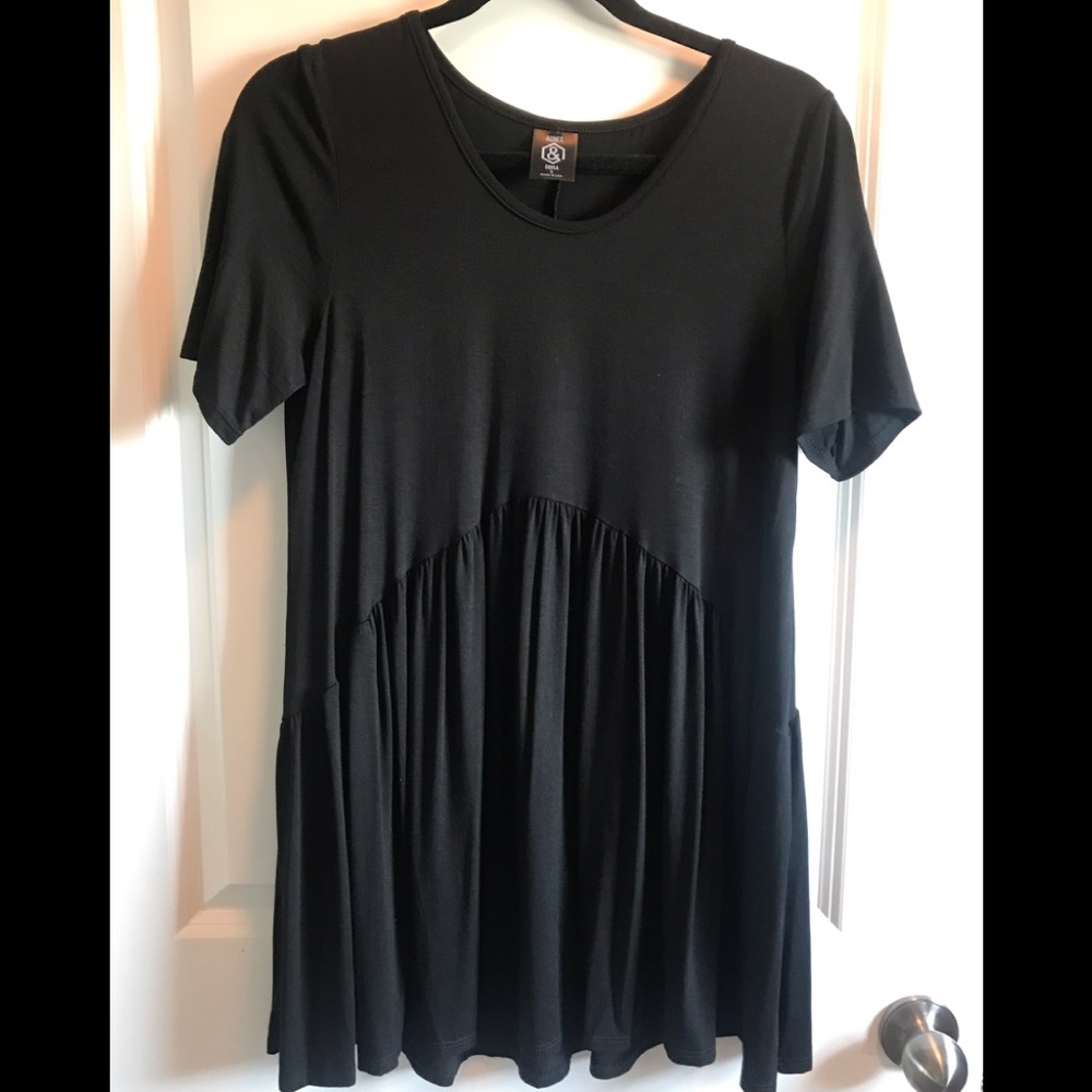 Agnes & Dora Black ruffle top. Euc